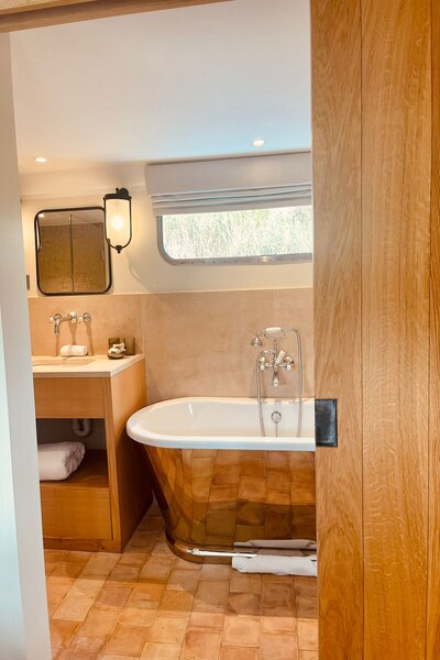 Copper bathtub on Belmond Pivoine barge