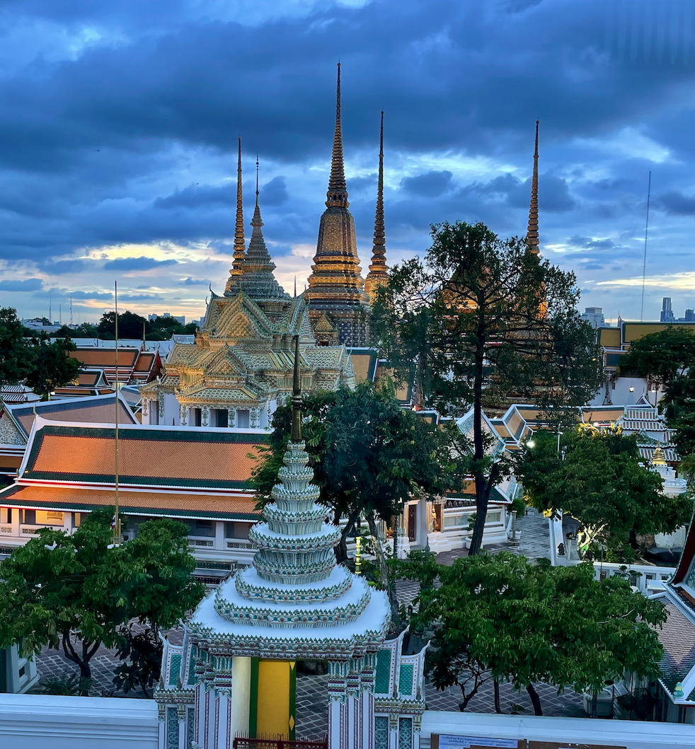 Wat Phra Chetuphon Wimon Mangkhalaram Rajwaramahawihan at dusk.